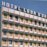 ...e l�hotel Leon d�Oro in piazza Roma, l�attuale piazza Aldo Moro che in breve tempo vedr� stravolgere il suo aspetto anche a causa della demolizione dell�antico palazzo della Gazzetta